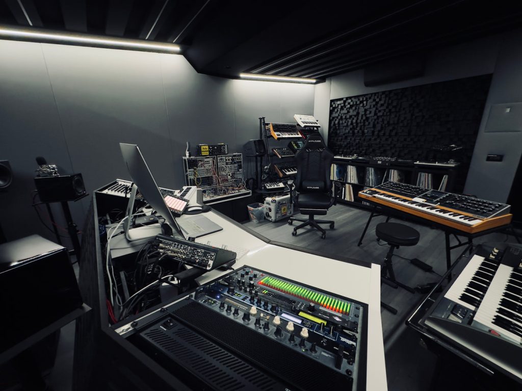 Sistema MODULAR Sessiondesk in uno studio di mix con outboard
