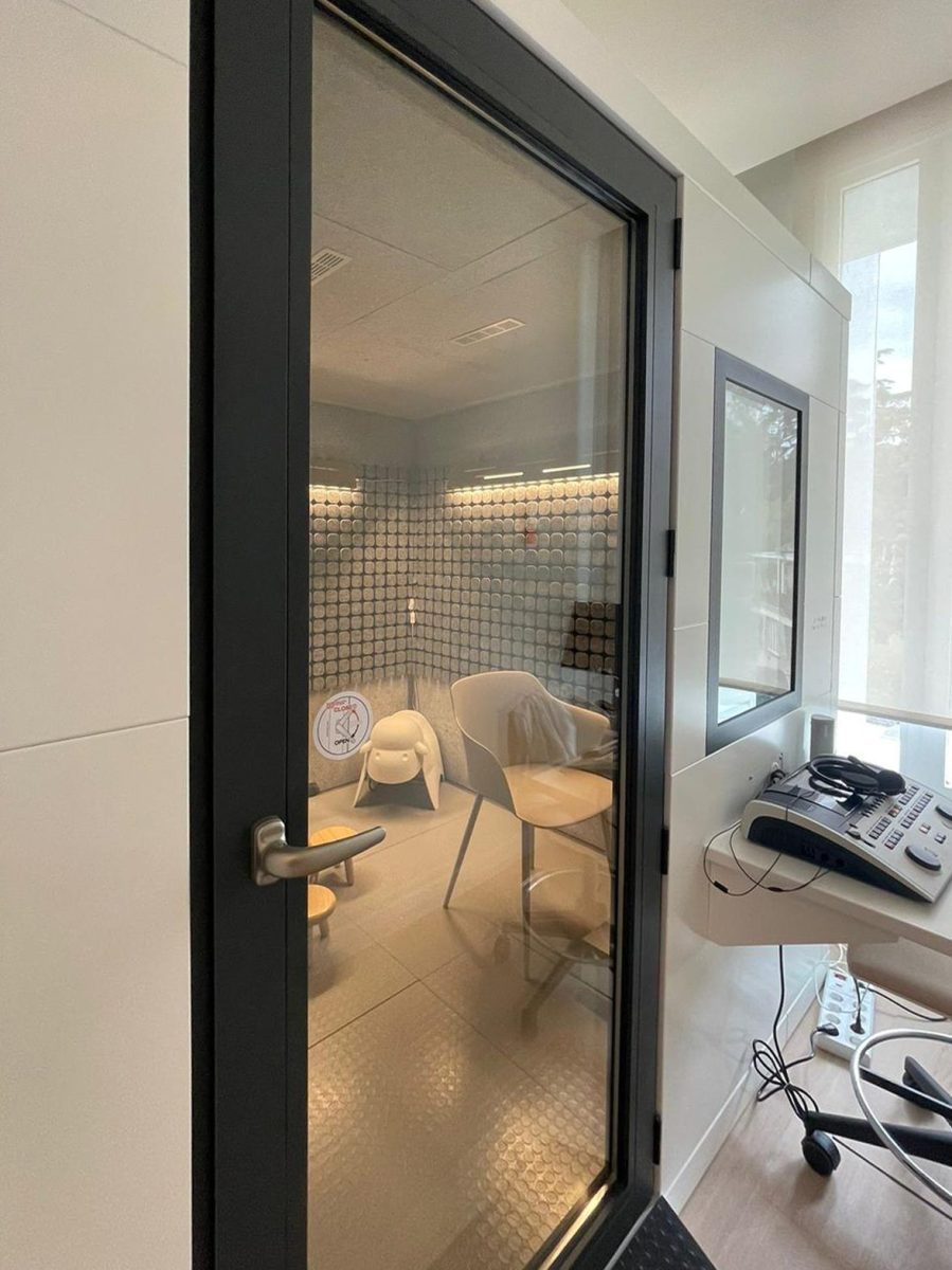 Interno di una cabina Studiobricks Audiolab con postazione audiometrica